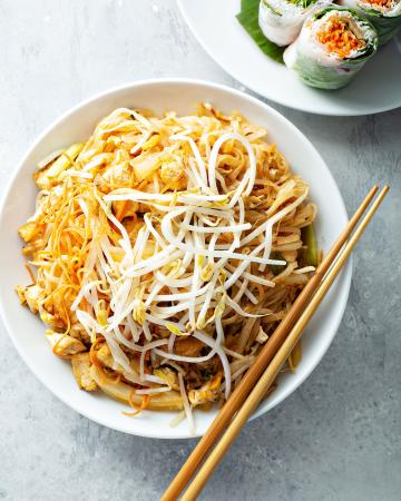 Η συνταγή για τα διάσημα pad thai noodles με κοτόπουλο pad thai noodles