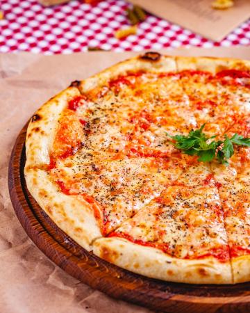 Αυθεντική pizza margarita με σάλτσα ντομάτας και ρίγανη Pizza margarita