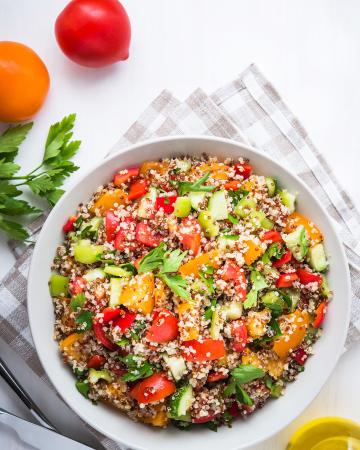 Μεσογειακή σαλάτα με κινόα και dressing μυρωδικών Σαλάτα με κινόα