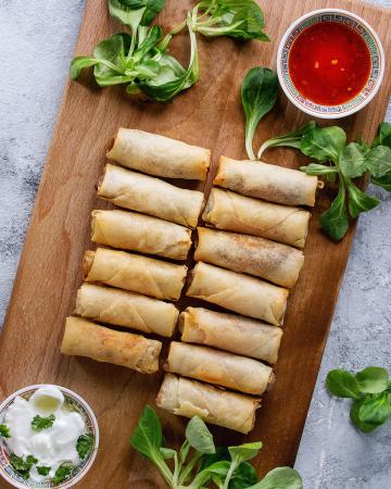 Spring rolls στο φούρνο με φύλλο κρούστας και γλυκόξινη σάλτσα Spring rolls με γλυκόξινη σάλτσα