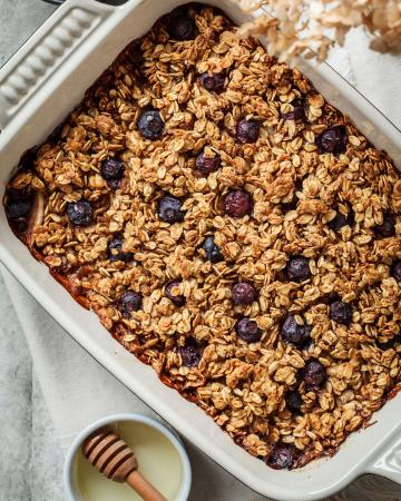 Baked oatmeal με μπανάνα: Το viral πρωινό Baked oatmeal, η viral συνταγή για βρώμη στον φούρνο