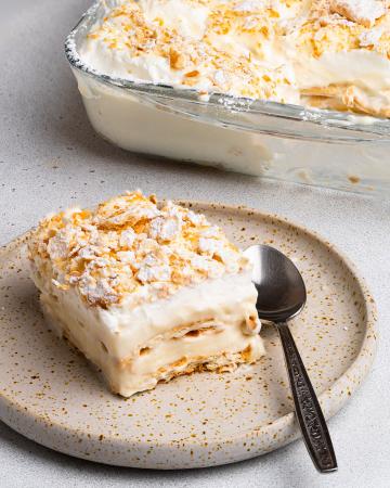 Αλλιώτικο μιλφέιγ με cream crackers και κρέμα βανίλια Γλυκό με cream crackers και κρέμα σαν μιλφέιγ