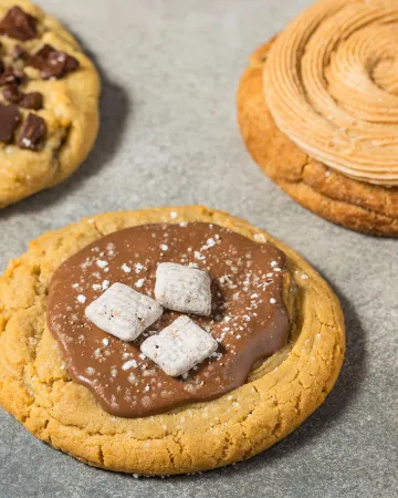 Ποια είναι τα Crumbl Cookies και γιατί είναι τόσο viral