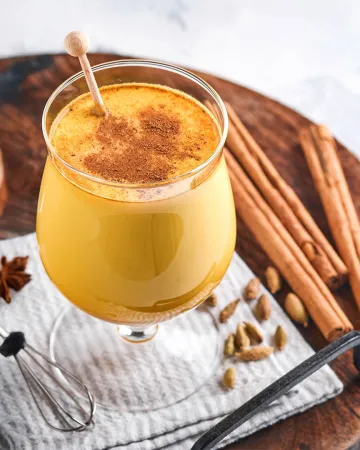 Vegan golden latte με τζίντζερ και μπαχαρικά
