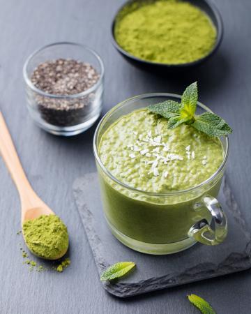 Matcha chia seed pudding με φρέσκο δυόσμο και γάλα καρύδας Matcha chia seed pudding