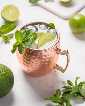 Ποιος εφηύρε το Moscow Mule και γιατί σερβίρεται σε χάλκινη κούπα; Moscow Mule