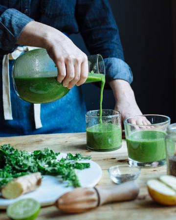 Smoothie με αβοκάντο, κέιλ και τζίντζερ Πράσινο smoothie με αβοκάντο και kale
