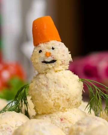 Snowman Cheese Ball: To food trend που θα κάνει το γιορτινό τραπέζι εντυπωσιακό Snowman Cheeseball