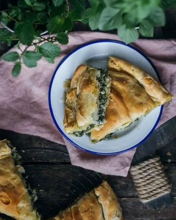Παραδοσιακή σπανακόπιτα με φέτα και σπιτικό φύλλο Σπανακόπιτα με φέτα