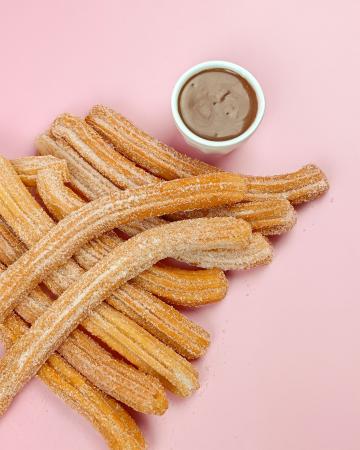 Λαχταριστά churros με σιρόπι σοκολάτας Churros με σιρόπι σοκολάτας