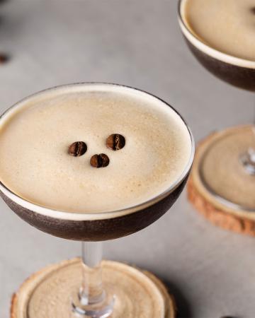 Espresso martini: Το κοκτέιλ που θα σε... ξυπνήσει Συνταγή για espresso martini