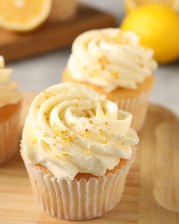 Cupcakes λεμονιού με frosting τυριού και λευκής σοκολάτας Cupcakes λεμονιού με frosting