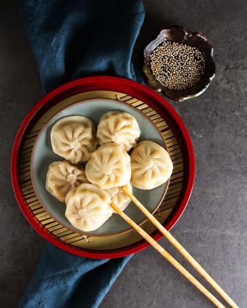 Χειροποίητα dumplings πουγκιά με χοιρινό και γαρίδες Dumplings με χοιρινό και γαρίδες