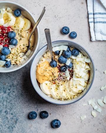Energy bowl με γιαούρτι, ταχίνι και φρούτα Energy bowl