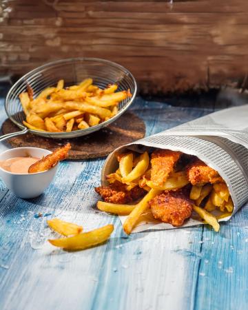 Fish and chips: Το διάσημο αγγλικό street food με μπακαλιάρο πανέ και τηγανητές πατάτες Fish and chips