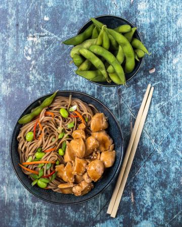 Κοτόπουλο τεριγιάκι με noodles, edamame και καρότα Συνταγή για κοτόπουλο τεριγιάκι