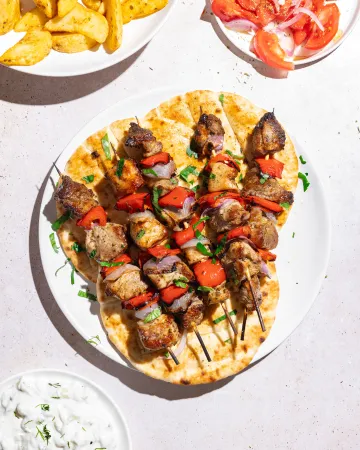 Χοιρινά σουβλάκια με λαχανικά στο γκριλ 