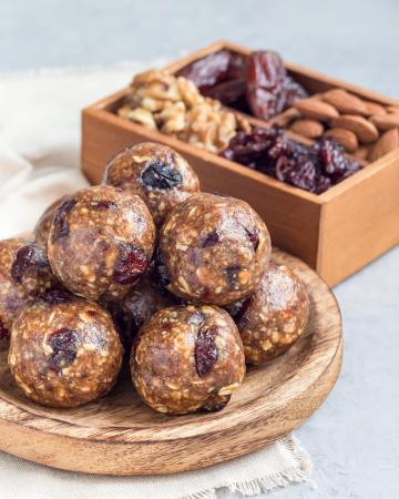 Energy balls με ξηρούς καρπούς, cranberries, χουρμάδες και βρώμη Energy balls