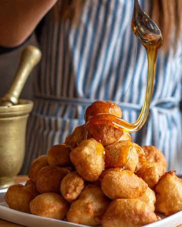 Γιατί τρώμε λουκουμάδες του Αγίου Ανδρέα;
