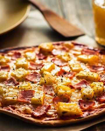 Hawaiian Pizza: Η ιστορία της πιο διχαστικής πίτσας και ο πόλεμος του ανανά Η ιστορία της hawaiian pizza
