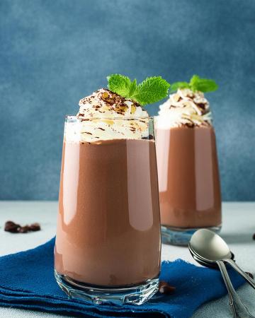 Σοκολατένιο milkshake με σαντιγί Σοκολατένιο milkshake με σαντιγί
