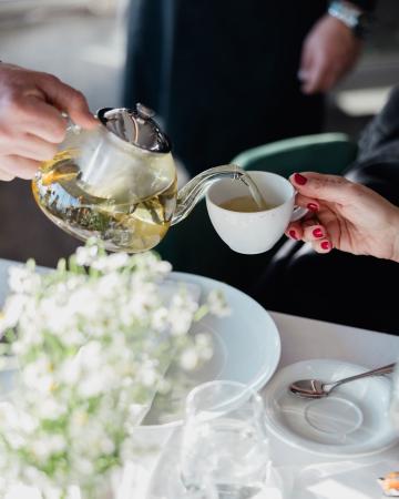 Chamomile living afternoon tea στο la suite lounge
