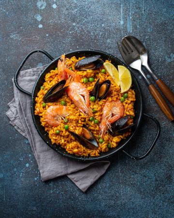 Paella με μύδια και γαρίδες Paella με μύδια και γαρίδες