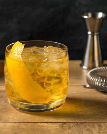 Φτιάχνουμε Rusty Nail, το αγαπημένο ποτό του Fank Sinatra Πώς φτιάχνεται το rusty nail