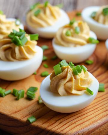 Devilled eggs με σχοινόπρασο και μουστάρδα Αυγά με σχοινόπρασο και μουστάρδα