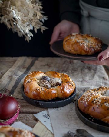 Συνταγές για πασχαλινά τσουρέκια και κουλούρια