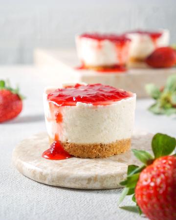 Ατομικά cheesecakes φράουλας με πασχαλινά κουλουράκια Ατομικά cheesecakes φράουλας