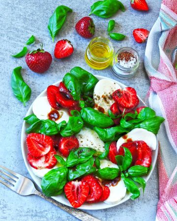 Σαλάτα caprese με burrata και φρέσκιες φράουλες Σαλάτα caprese