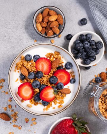  Energy bowl με γιαούρτι, σπιτική γκρανόλα και φρούτα 