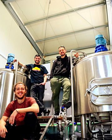 Kalamata's Beer Company: Τρεις φίλοι ξεκινούν φτιάχνοντας μπίρα στο σπίτι τους και καταλήγουν στη δική τους μικροζυθοποίια Kalamata's Beer Company: Μια μικροζυθοποίια στην Καλαμάτα