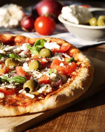 Πίτσα ελληνική σαν χωριάτικη σαλάτα Πίτσα ελληνική