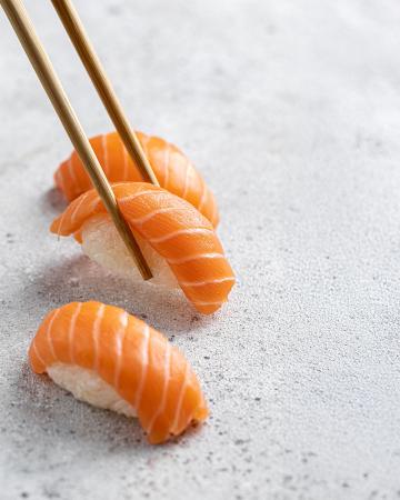 Nigiri με σολομό ή γαρίδες Nigiri