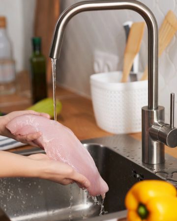 Πρέπει να πλένεις το κοτόπουλο πριν το μαγειρέψεις;