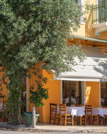 Για φαγητό στην ταβέρνα του Οικονόμου στα Πετράλωνα