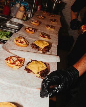 One Burger Athens: Άλλο ένα μπεργκεράδικο -με πολύ ιδιαίτερο χώρο- άνοιξε στην Αθήνα One Burger Athens το νέο μπεργκεράδικο της Αθήνας