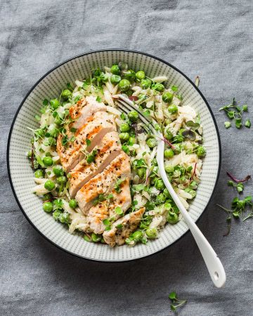 Κριθαρότο με αρακά και κοτόπουλο