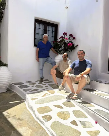 Οικογένεια Μωραΐτη: Η οικογενειακή επιχείρηση οινοποιών στην Πάρο