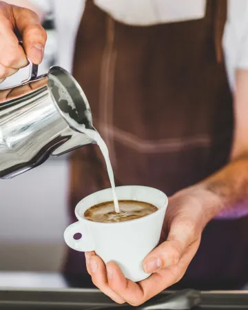 Γάλα barista: Κάνει τελικά τόση διαφορά στον καφέ;