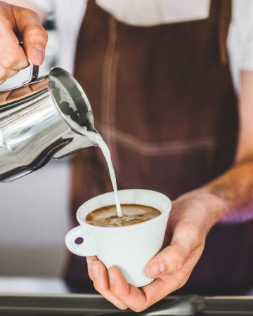 Γάλα barista: Κάνει τελικά τόση διαφορά στον καφέ;