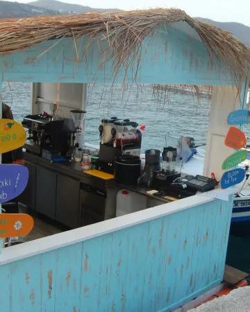 Bloom Brothers Canteen: Η καντίνα της Αμοργού που επιπλέει