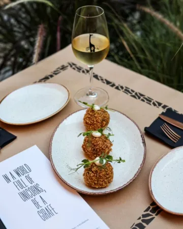 Ζιράφ: Το νέο wine bar των Εξαρχείων 