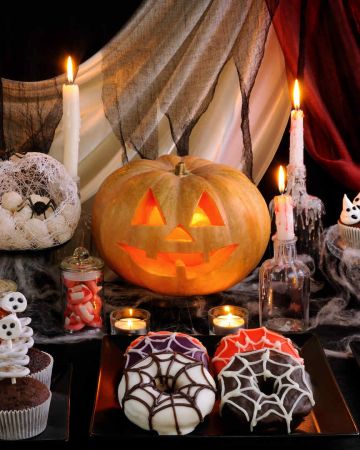 Η τέχνη του Halloween μπουφέ: Δημιουργικά treats και θεματικά κοκτέιλ εμπνευσμένα από το TikTok