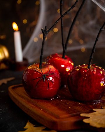 Μήλα με καραμέλα (caramel coated apples)