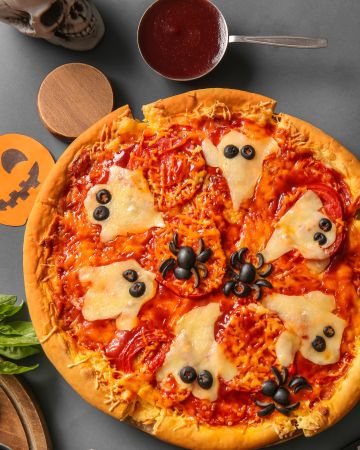 Πίτσα Μαργαρίτα με διακόσμηση Halloween 