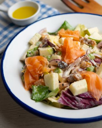 Σαλάτα Waldorf με καπνιστό σολομό