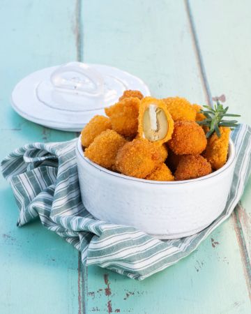 Ελιές πανέ με ντιπ γιαουρτιού